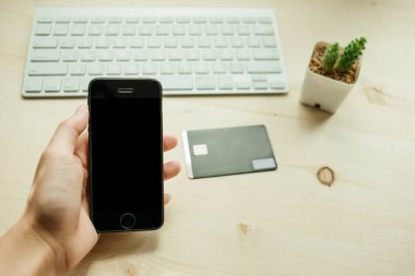 kredi kartı, keyboar el iş kadın tutun akıllı telefon var.