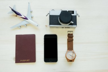 seyahat ekipman dahil pasaport, retro kamera, akıllı telefon, ai