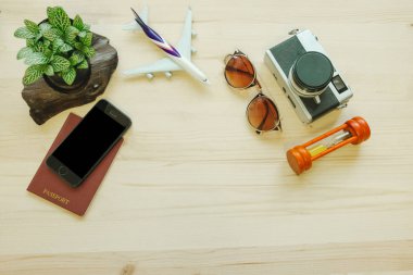 seyahat ekipman dahil pasaport, kamera, akıllı telefon, uçak