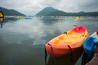 iki Kano tekneler float Gölü'nün su gökyüzü, dağ vardır bac