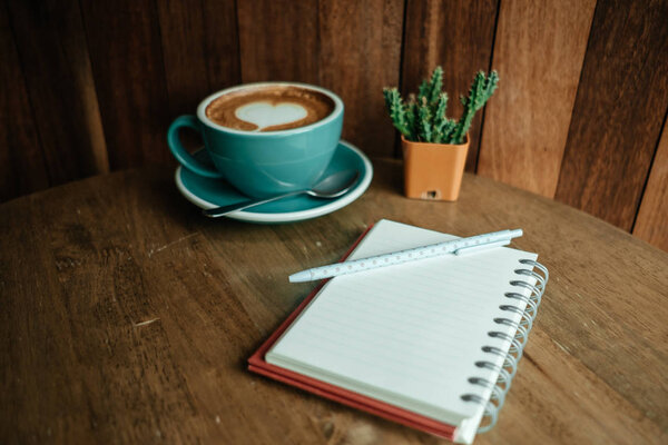 чашка с кофе имеет форму сердца сверху и дневник с
