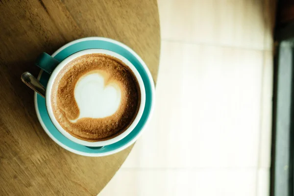 Bovenaanzicht. Cup met koffie heeft een hart vorm bovenop beide geplaatst o — Stockfoto