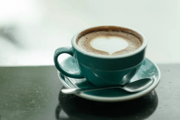 Bovenaanzicht. Cup met koffie heeft een hart vorm bovenop beide geplaatst o — Stockfoto