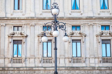 mimari arka plan ile bina, pencere ve elektrik direğine. im