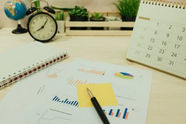 çalışma tablosu üzerinde yerleştirilen iş ekipmanları dahil defter, fare,