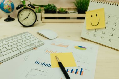 çalışma tablosu üzerinde yerleştirilen iş ekipmanları dahil klavye, fare,