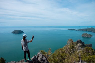 macera spor arka plan ifade genç kadın mutlu stand al