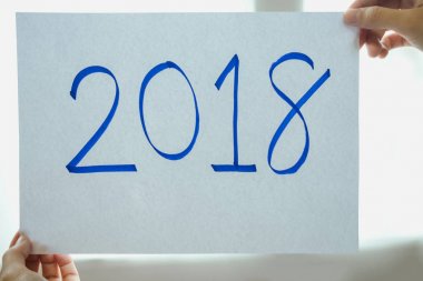 mutlu yeni yıl arka plan kadının elini kağıt mesaj ile 