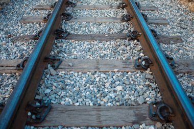 demiryolu parça demiryolu yastık ve taş arka plan vardır. Thi