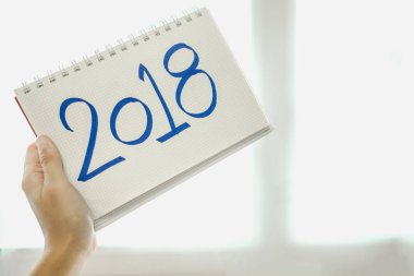 mutlu yeni yıl arka plan kadının elini kağıt mesaj ile 