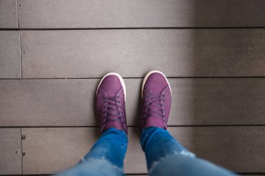 Üstten Görünüm jean ve ayakkabı kürsüye ahşap ayak kadınlarla bac kat