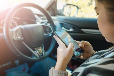 araba iç arka plan güzellik genç kadın cep telefonu dokunmatik bir