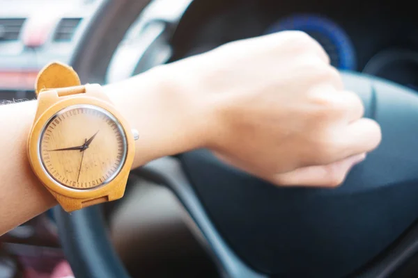 Fondo de moda de las mujeres de negocios jóvenes con reloj de madera y — Foto de Stock