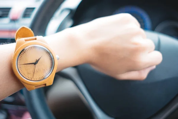 Fondo de moda de las mujeres de negocios jóvenes con reloj de madera y —  Fotos de Stock