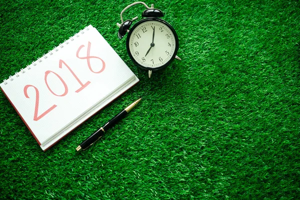 Boldog új évet háttérrel, óra, a növények és a notebook már nekem — Stock Fotó