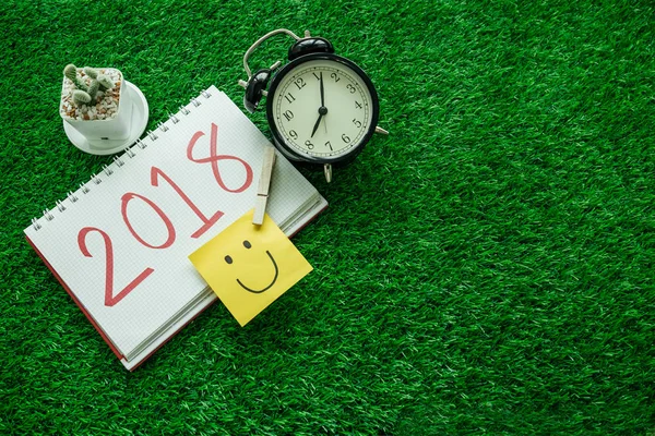 Boldog új évet háttér mosoly Megjegyzés: papír, az óra, a növények egy — Stock Fotó