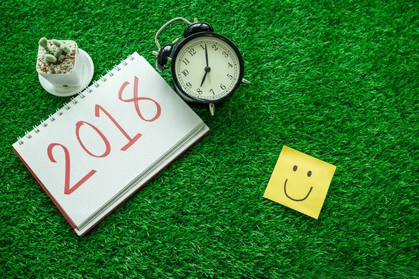 Boldog új évet háttér mosoly Megjegyzés: papír, az óra, a növények egy — Stock Fotó