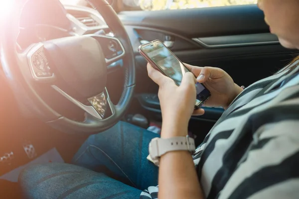 araba iç arka plan güzellik genç kadın cep telefonu dokunmatik bir