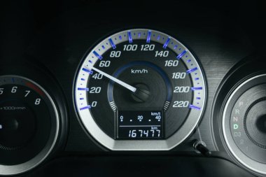 arayüzü ve gösterge tabloları ile araba iç arka plan mavi parlaklık 