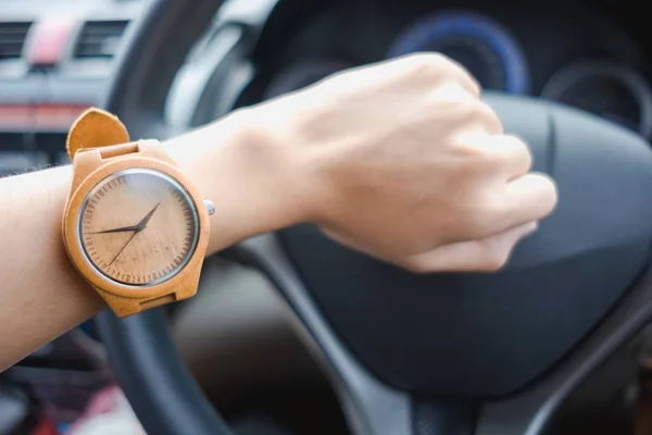 Fondo de moda de las mujeres de negocios jóvenes con reloj de madera y — Foto de Stock