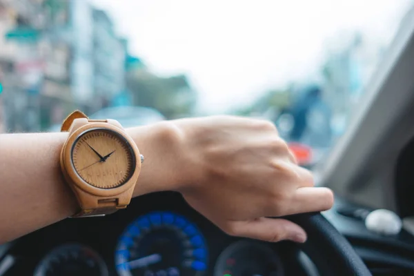 Fondo de moda de las mujeres de negocios jóvenes con reloj de madera y —  Fotos de Stock