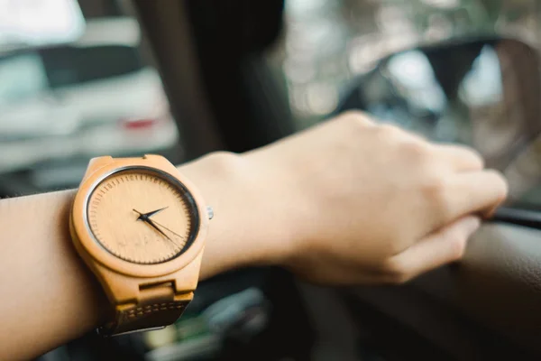 Fondo de moda de las mujeres de negocios jóvenes con reloj de madera y — Foto de Stock