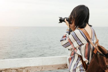 arka plan seyahat güzel fotoğrafçı genç kadın kamera tutun