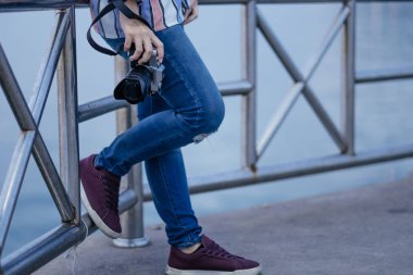 genç kadın kamera yalnız deniz arka plan ile tutun. Resim f