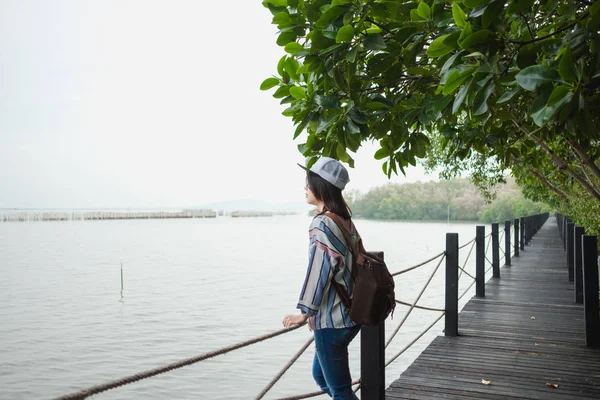 Fundo de viagem belas mulheres jovens ficar sozinho na ponte wi — Fotografia de Stock