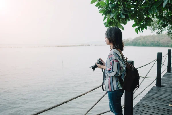 Viajes fondo hermoso fotógrafo jóvenes mujeres stand alone —  Fotos de Stock