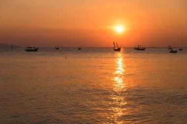 Akşam gökyüzü arka plan ile deniz güzel gün batımı. natu için görüntü