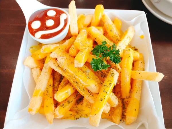 Fond alimentaire frites frites collation nourriture placée sur le plat avec toma — Photo