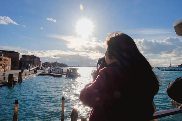 Reizen achtergrond alleen jonge vrouwen staan op Dock sightseeing it — Stockfoto