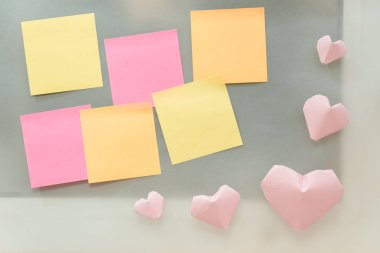 Sevgililer günü arka plan boş mesaj not kağıdı cam w üzerinde yapışkan