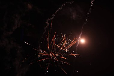 kutlama arka plan üzerinde gece gökyüzü güzel renkli havai fişek 