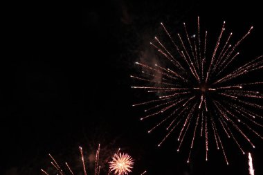 kutlama arka plan üzerinde gece gökyüzü güzel renkli havai fişek 