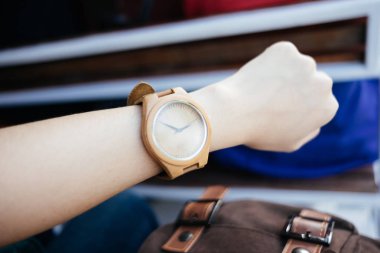 Klasik aksesuar arka plan el ahşap giyen iş kadın