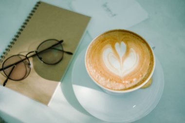 Üstten Görünüm. iş ekipmanları ile gözlük, boş defter, Kupası w