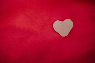 pembe kalp kırmızı zemin üzerine yerleştirilir. Sevgililer günü için görüntü kimliği