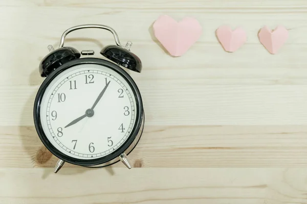 День святого Валентина фон розовые сердечные часы помещены на деревянные с — стоковое фото