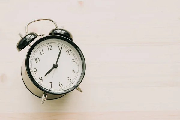 Reloj colocado sobre fondo de madera con espacio de copia. imagen para autobús — Foto de Stock