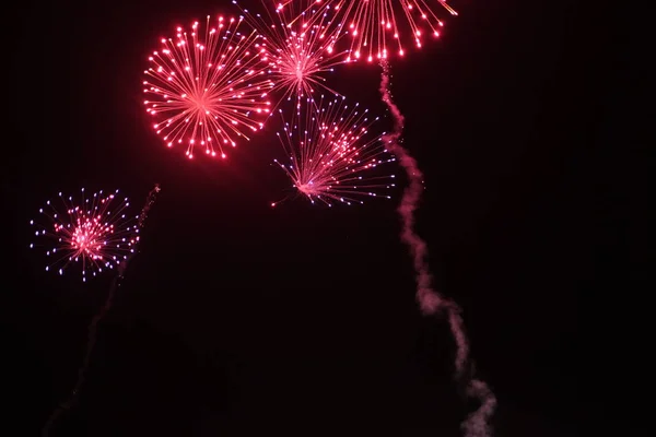 Feier Hintergrund schöne bunte Feuerwerk am Nachthimmel — Stockfoto