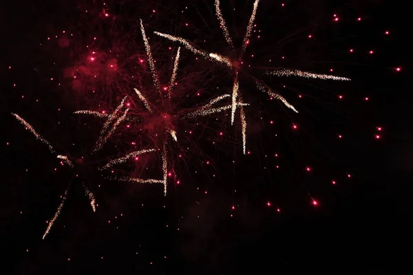 Feier Hintergrund schöne bunte Feuerwerk am Nachthimmel — Stockfoto