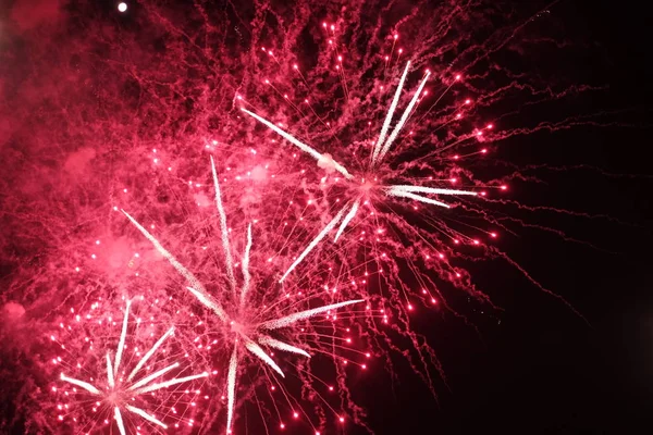 Feier Hintergrund schöne bunte Feuerwerk am Nachthimmel — Stockfoto