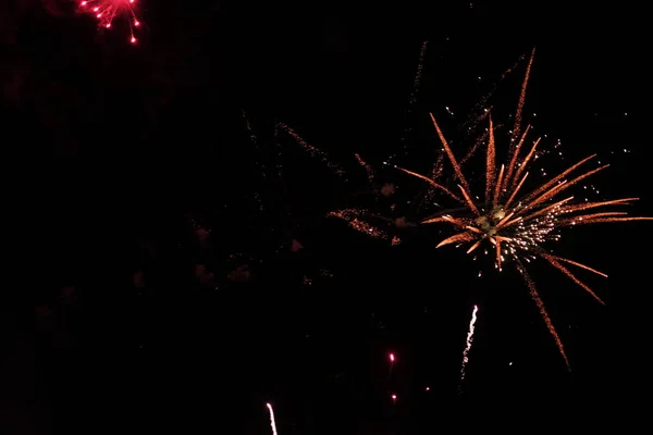 Fondo de celebración hermoso fuegos artificiales de colores en el cielo nocturno —  Fotos de Stock