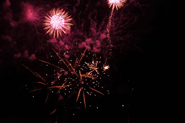 Feier Hintergrund schöne bunte Feuerwerk am Nachthimmel — Stockfoto