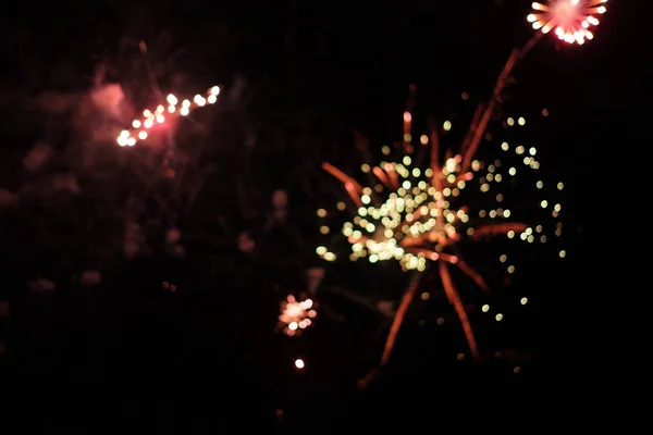 Feier Hintergrund schöne bunte Feuerwerk am Nachthimmel — Stockfoto