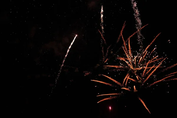 Feier Hintergrund schöne bunte Feuerwerk am Nachthimmel — Stockfoto