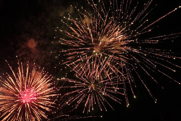 Feier Hintergrund schöne bunte Feuerwerk am Nachthimmel — Stockfoto