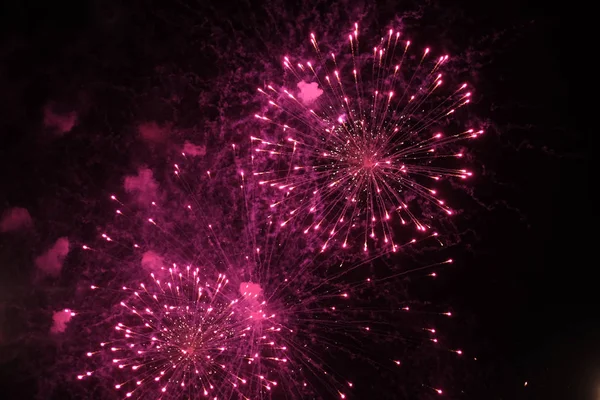 Feier Hintergrund schöne bunte Feuerwerk am Nachthimmel — Stockfoto